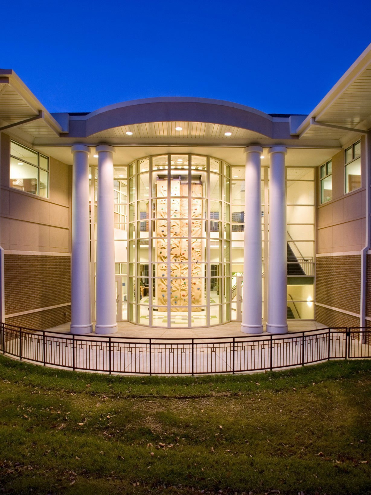 girl-scouts-headquarters-exterior-glass-wall