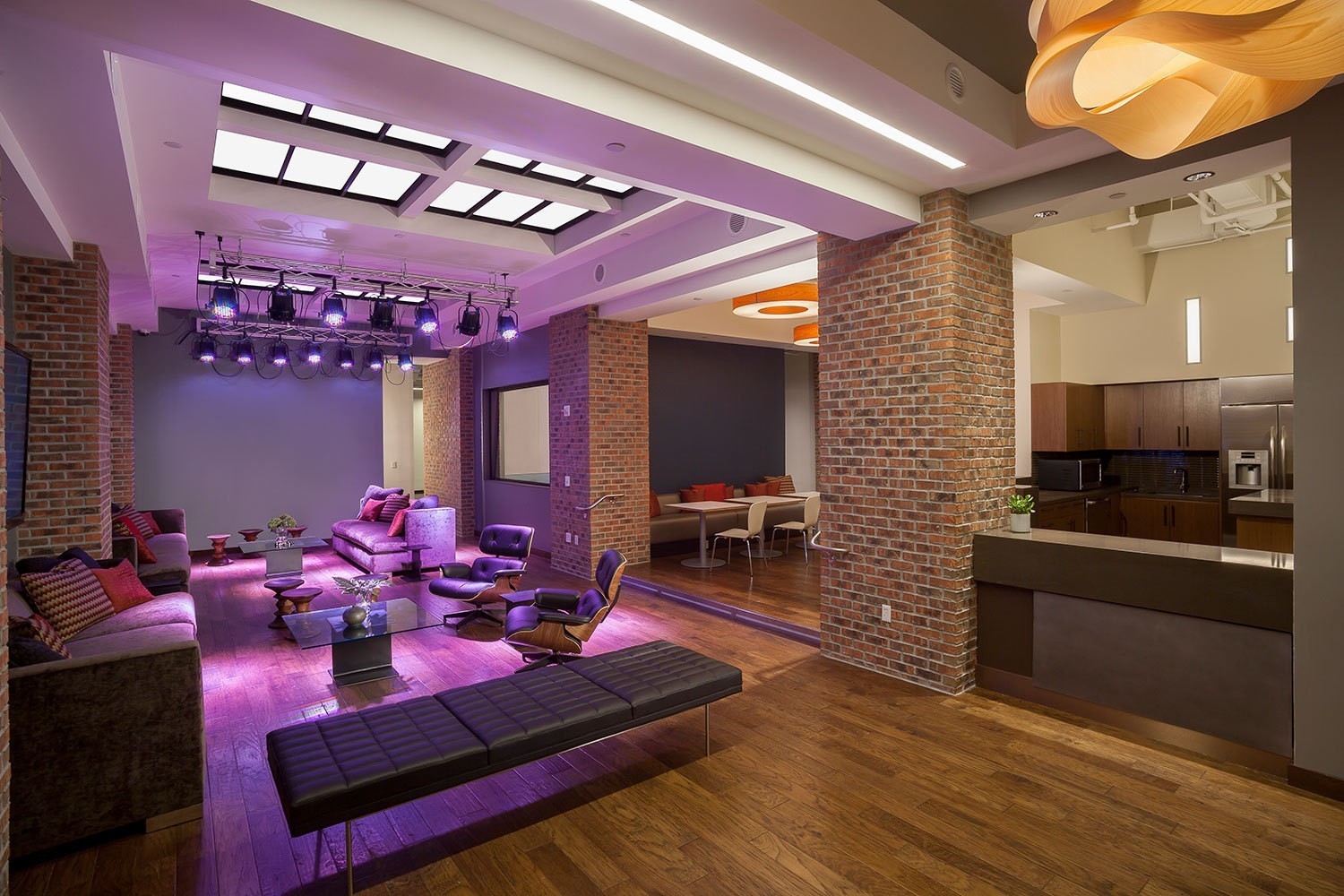 iheart-media-corporate-offices-lounge