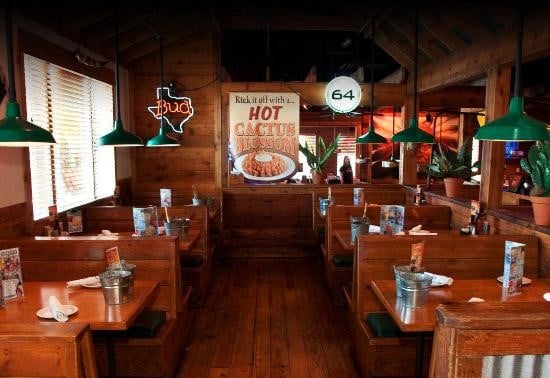 texas-roadhouse-restaurant-booths