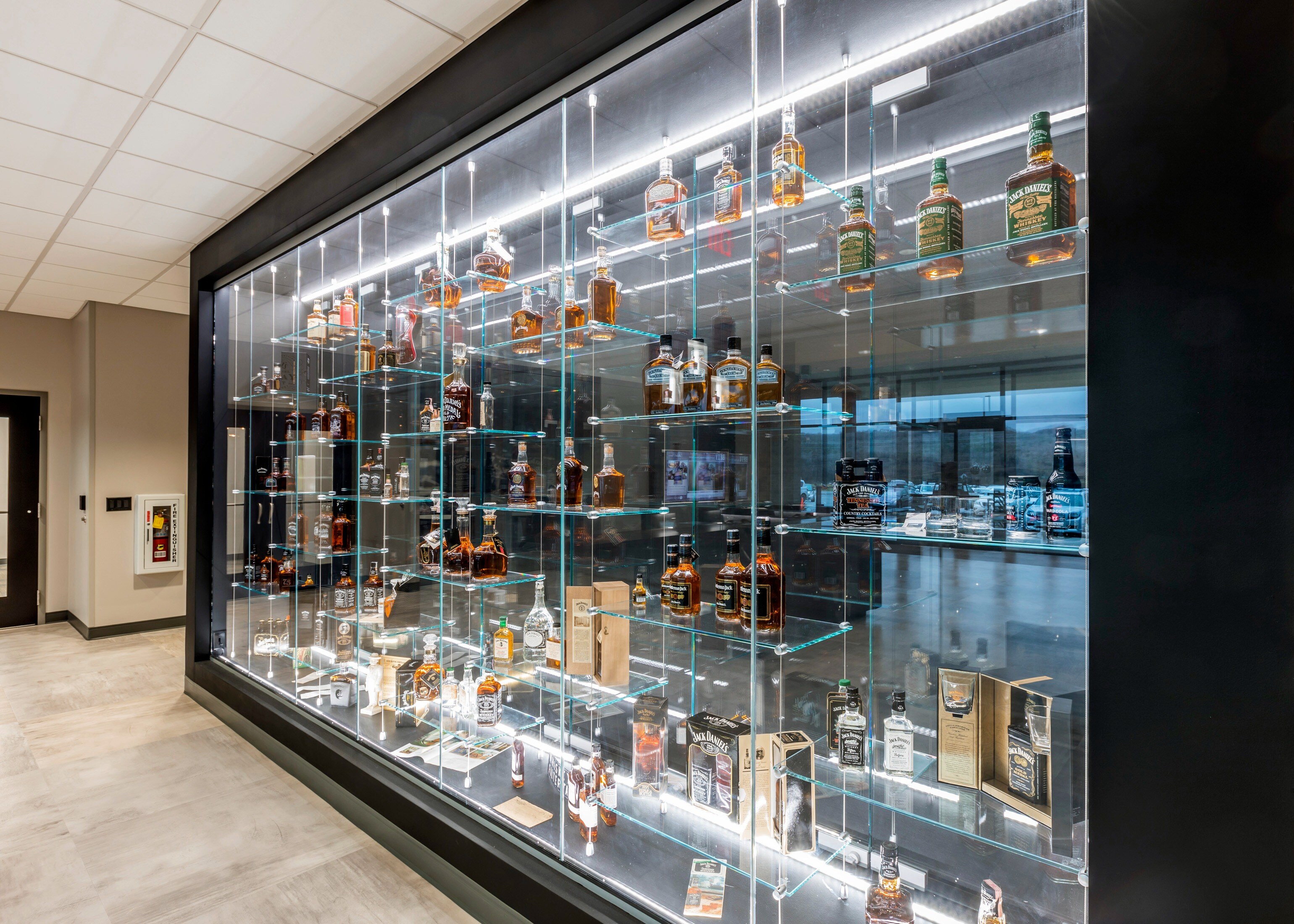 jack-daniels-tractII-bottle-display-1