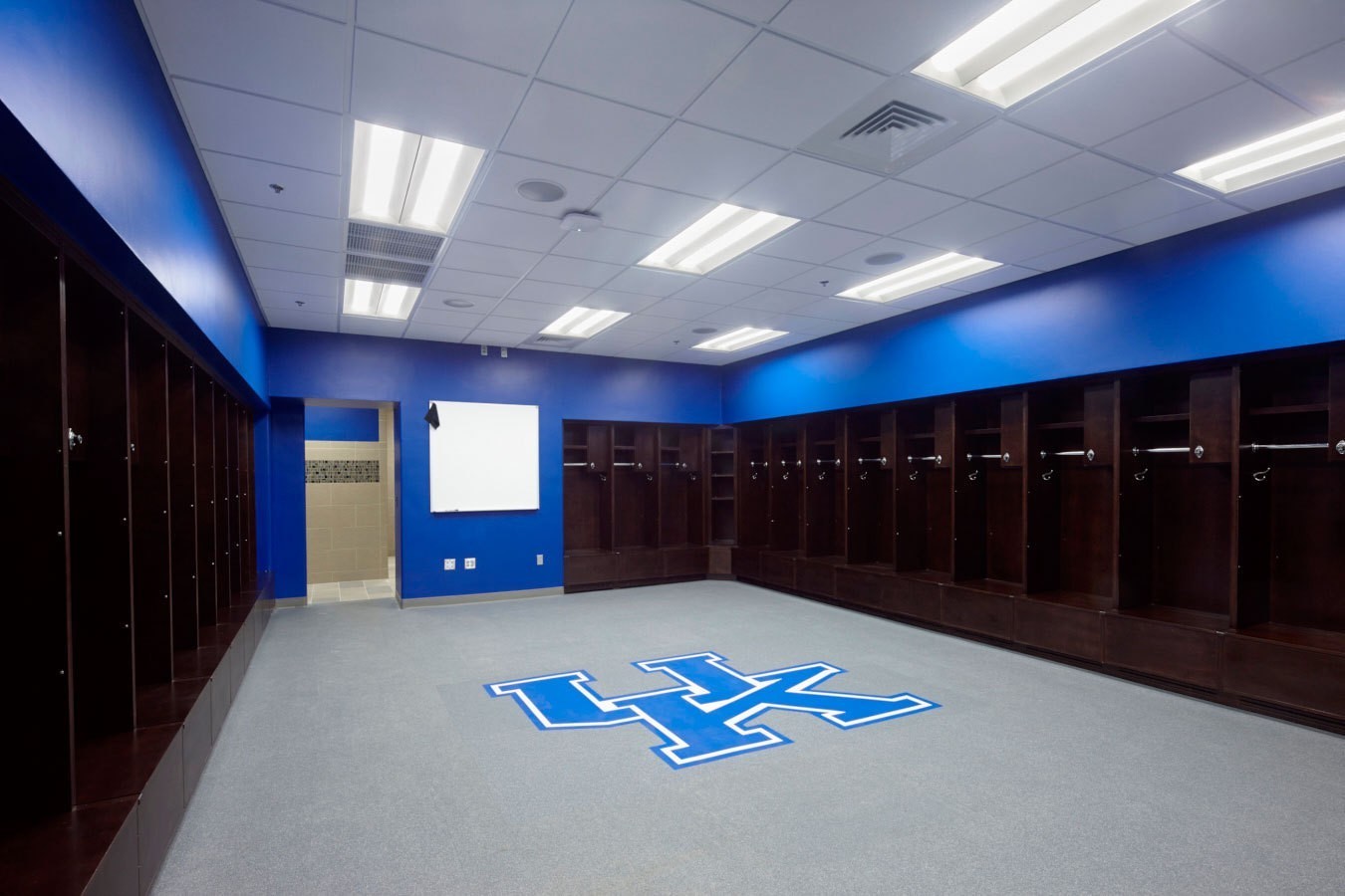 university-of-kentucky-john-cropp-softball-stadium-locker-room