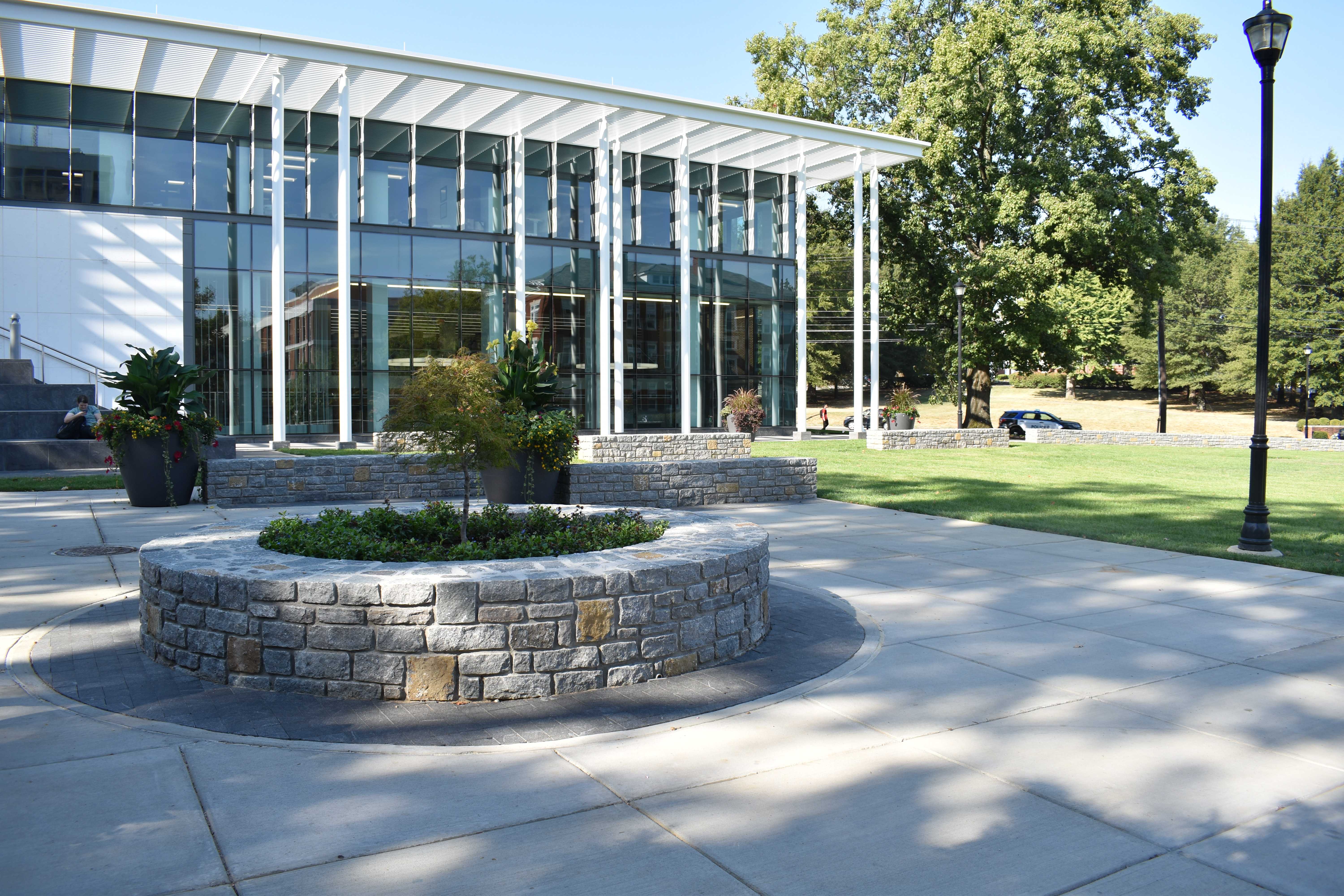 university-of-kentucky-memorial-hall-circular-landscape-divider