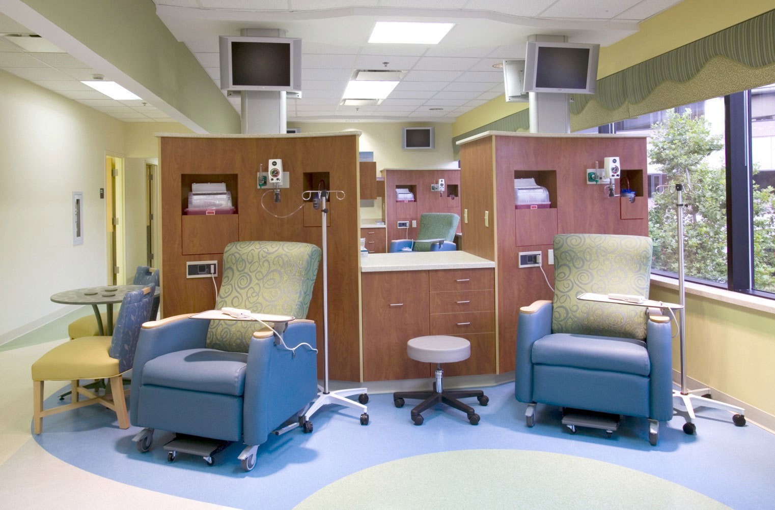 university-of-louisville-j-graham-brown-cancer-center-treatment-space
